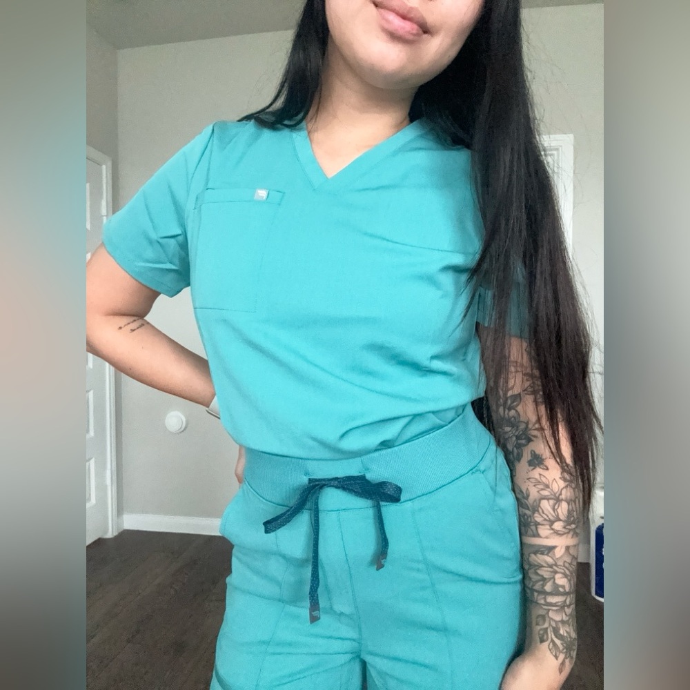 Like NEW Fabletics Scrubs Set - Seaside